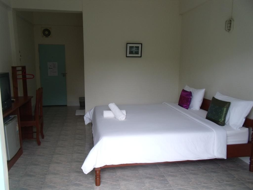 Albatross Guesthouse @ Thungwualaen Beach Pathiu Eksteriør billede